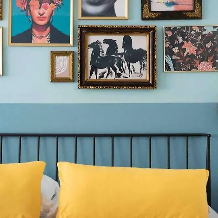 Colourful Modern Flat / Balcony / Charles Bridge Lägenhet