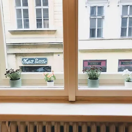 Colourful Modern Flat / Balcony / Charles Bridge Lägenhet *